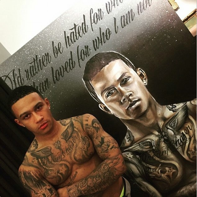 Manchester United New Boy Memphis Depay Shows Off His Tattoo